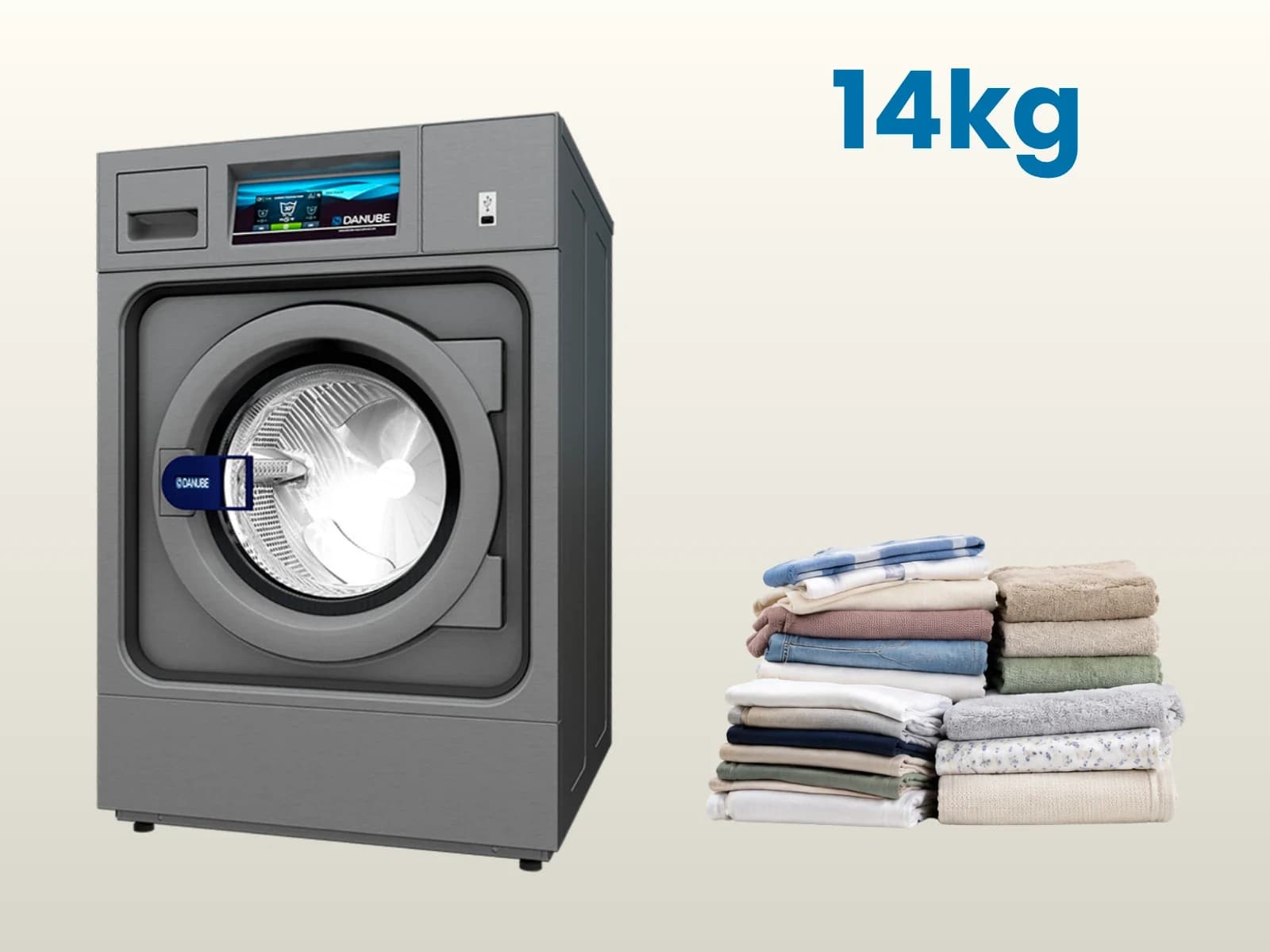 Machine à laver de 14 kg à côté de deux piles de linge de la semaine : vêtements, serviettes et draps